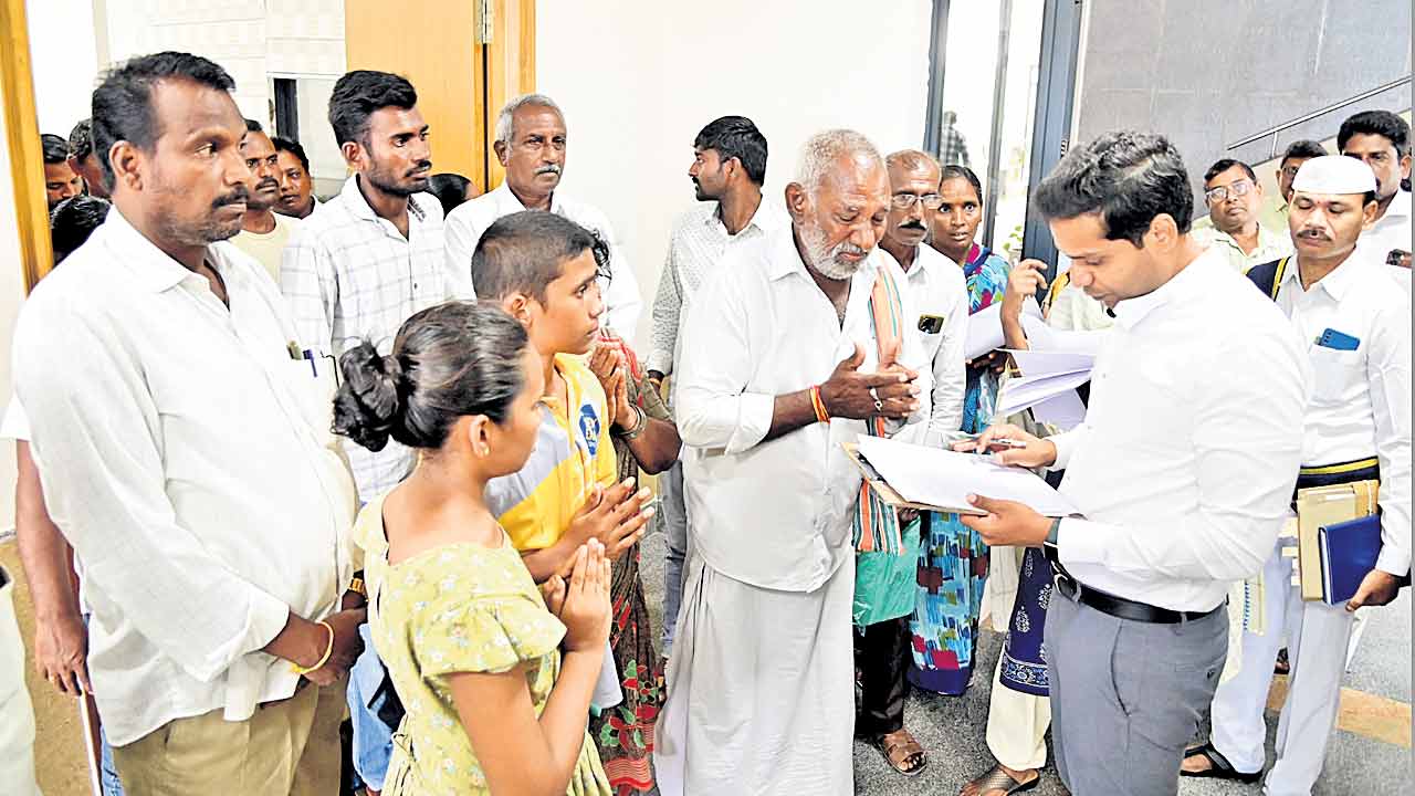 మాకు న్యాయం చేయండి సారూ..