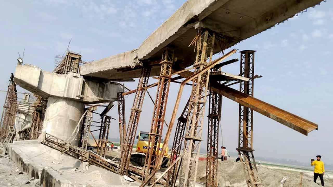 వంతెనలు కూలడంపై 15 మంది ఇంజినీర్లపై వేటు