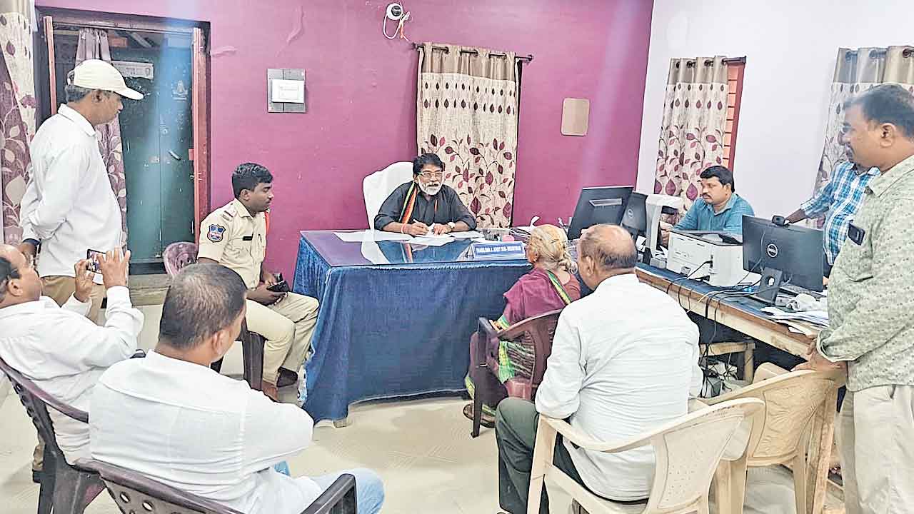 కొడుకుల వద్దకు చేరిన తల్లి