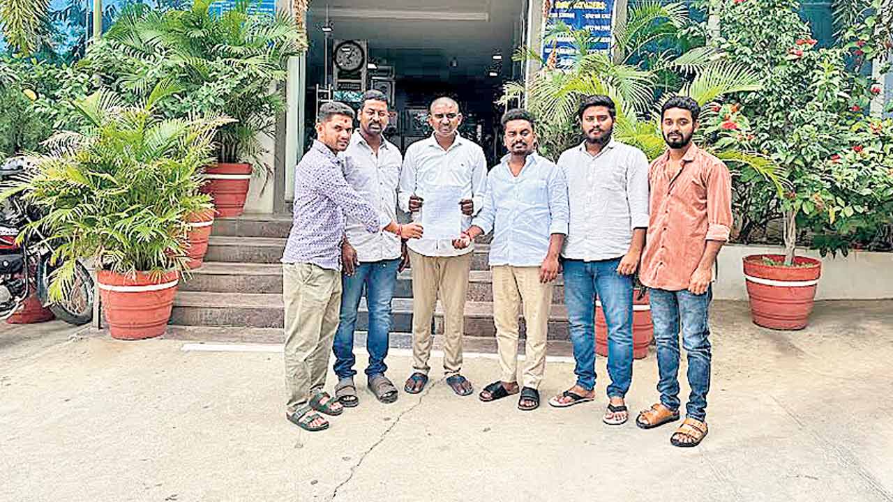 దర్శకుడు పూరిపై బీఆర్‌ఎస్‌ నేతల ఫిర్యాదు