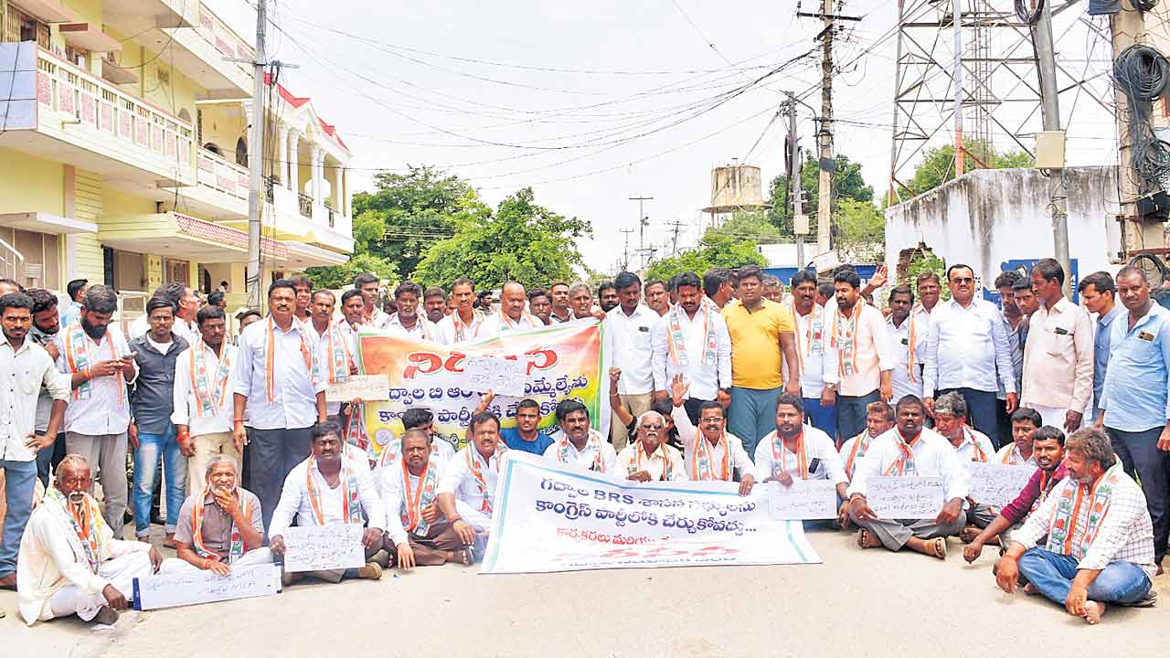 ఎమ్మెల్యే కృష్ణమోహన్‌రెడ్డిని చేర్చుకోవద్దు