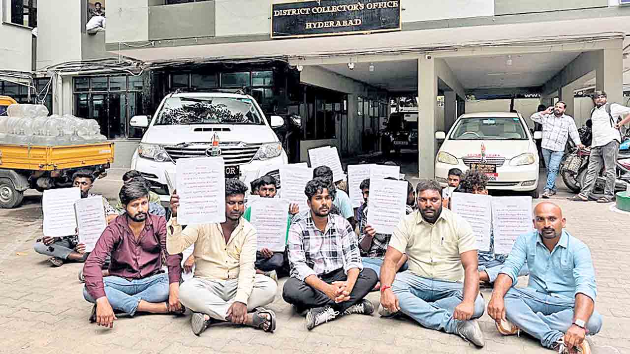 బిల్లులు చెల్లించాలని రోడ్డెక్కిన కాంట్రాక్టర్లు