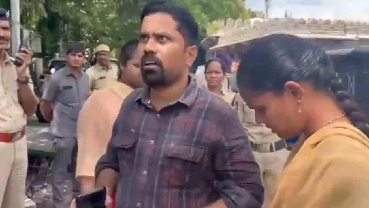 TSPSC | భార్యాభ‌ర్త‌లు రోడ్డుపై న‌డ‌వొద్దా..? రేవంత్ స‌ర్కార్‌పై దంప‌తుల ఆగ్ర‌హం.. వీడియో