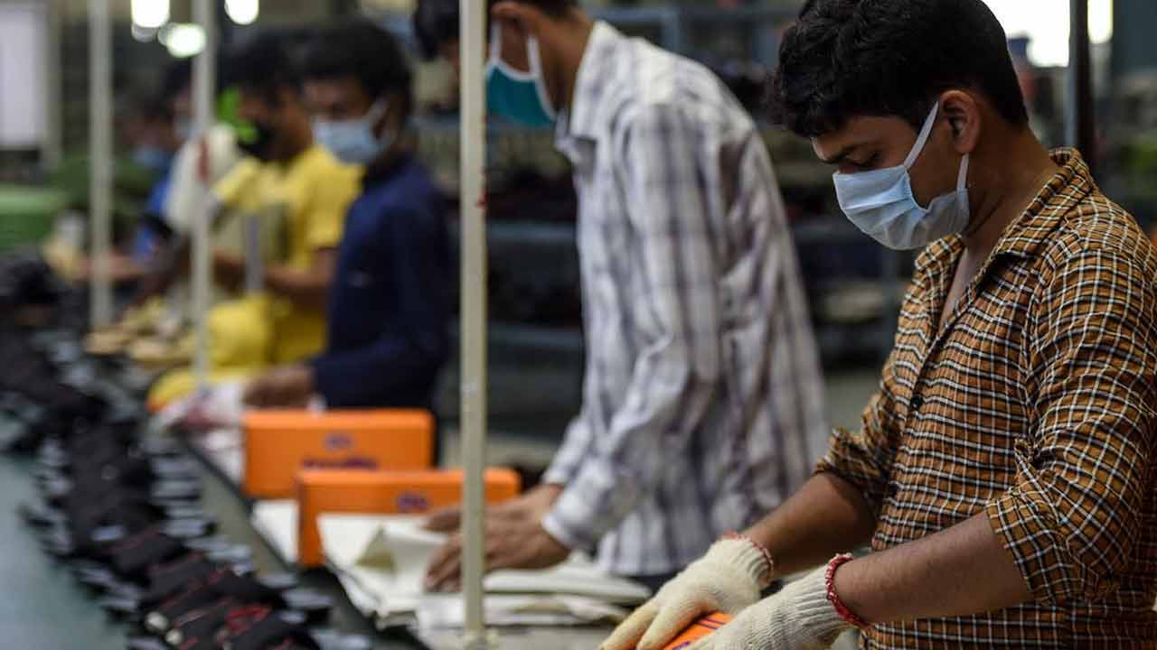 దేశంలో అసంఘటిత రంగంపై పెద్ద నోట్ల రద్దు, జీఎస్టీ, కొవిడ్‌ దెబ్బ.. రూ.11.3 లక్షల కోట్ల నష్టం