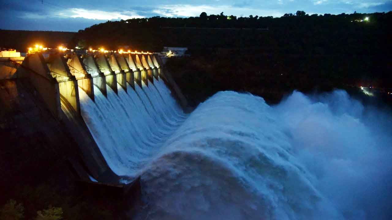 నీలవేణి గలగలలు