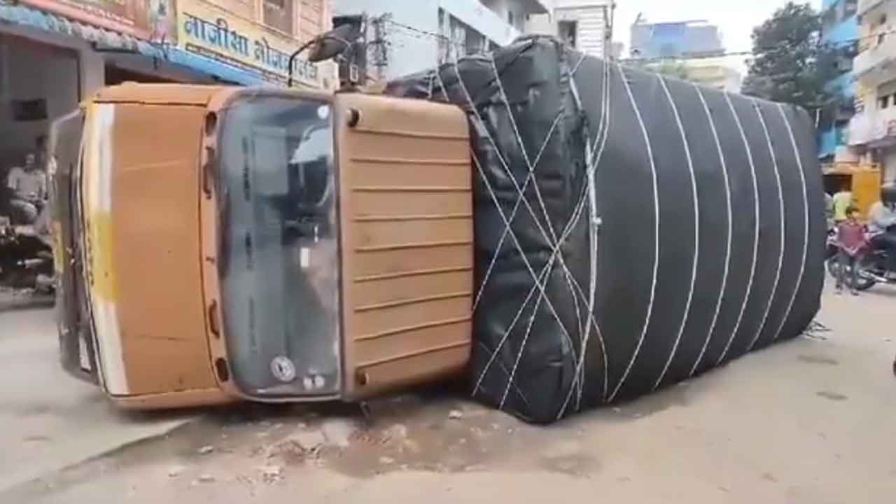 Road Damage | గోషామహల్‌లో కుంగిన రోడ్డు..బోల్తా పడిన డీసీఎం : వీడియో