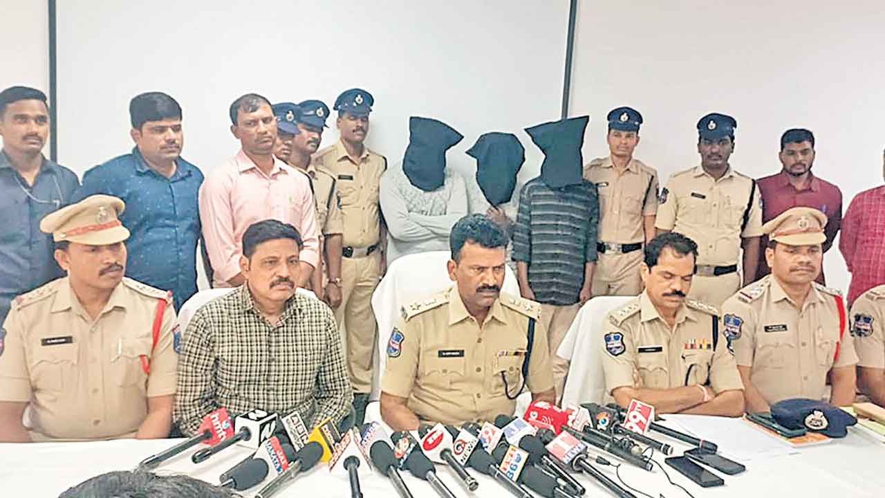 దొంగలుగా మారిన చిన్ననాటి స్నేహితులు