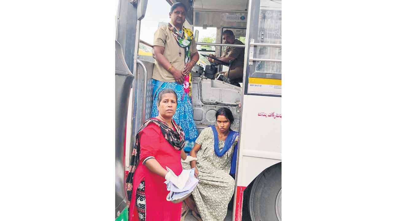 ఆర్టీసీ బస్సులో గర్భిణికి ప్రసవం
