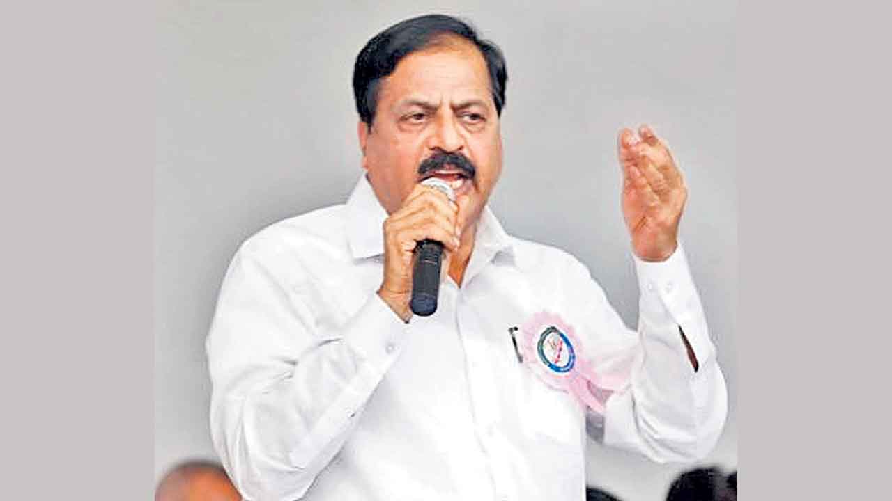 హరీశ్‌ను రాజీనామా అడిగే హక్కులేదు