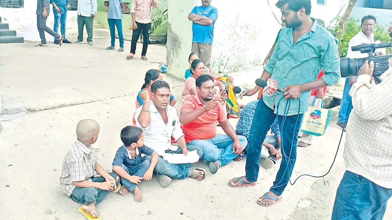 నోటీసులివ్వకుండా ఇల్లెలా కూల్చారు