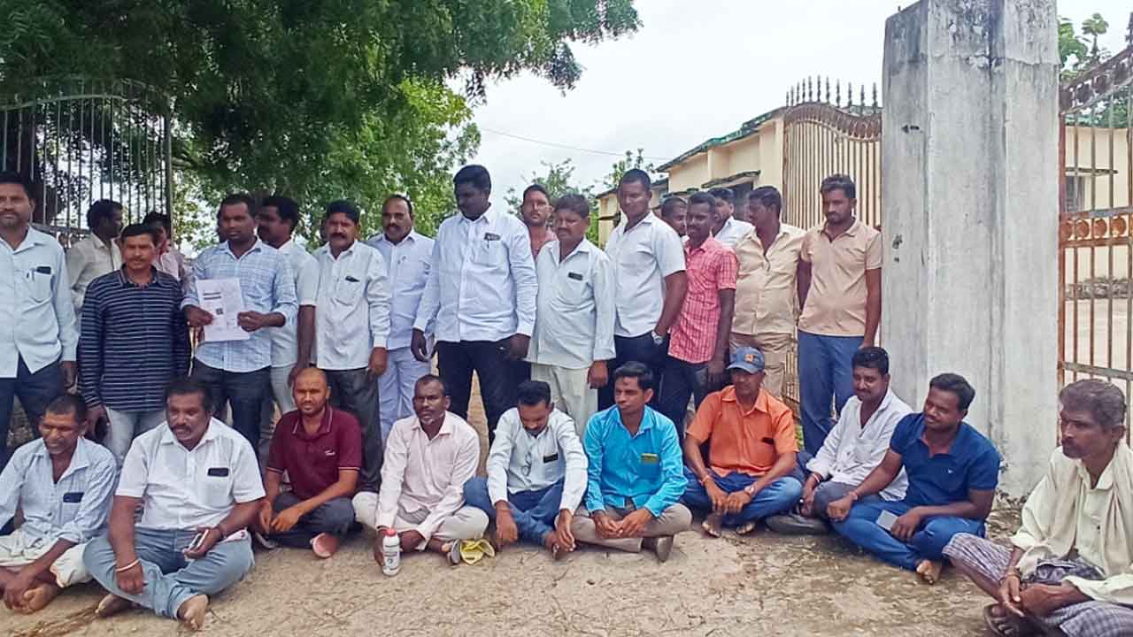 Farmers dharna | ధాన్యం డబ్బులు ఇప్పించాలని.. పీఏసీఎస్‌ కార్యాలయం ఎదుట రైతుల ధర్నా