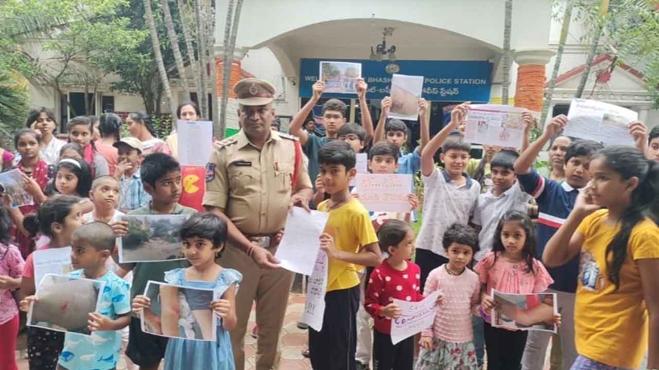 Stray dogs | సీఎం రేవంత్‌ అంకుల్, కుక్కల బారి నుంచి మా ప్రాణాలు కాపాడండి.. చిన్నారుల వినూత్న నిరసన