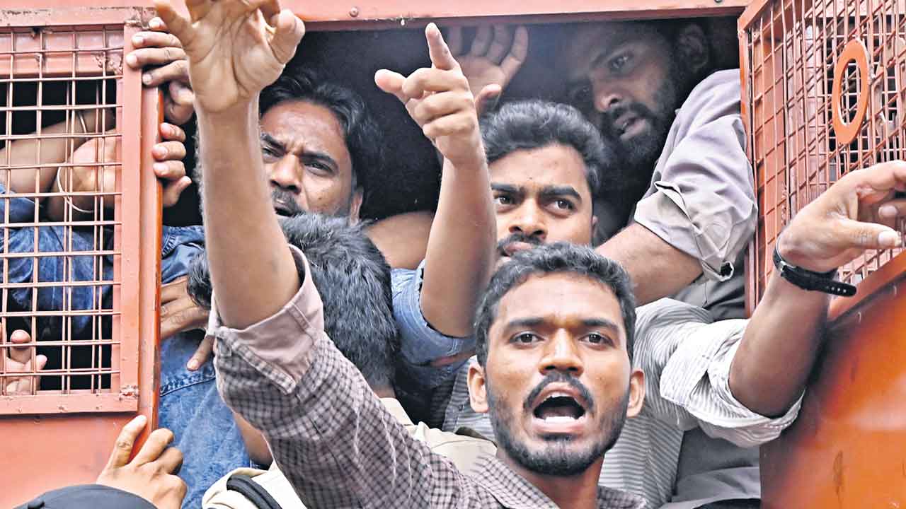 DSC | డీఎస్సీ పరేషాన్‌.. తప్పులతడకగా హాల్‌టికెట్లు.. తలపట్టుకుంటున్న అభ్యర్థులు