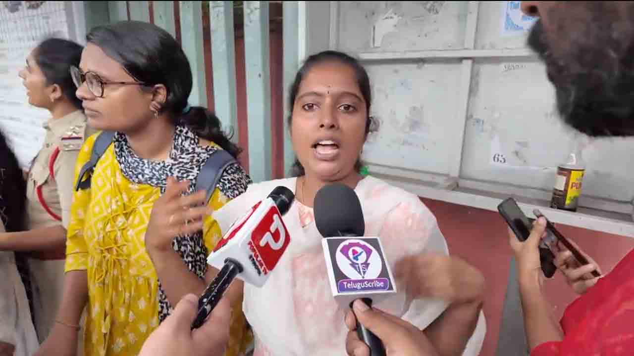 DSC | కాంగ్రెస్ స‌ర్కార్‌కు ఖ‌త‌ర్నాక్ ప్ర‌శ్న‌.. రేవంత్ రెడ్డిని నిల‌దీసిన డీఎస్సీ అభ్య‌ర్థి.. వీడియో