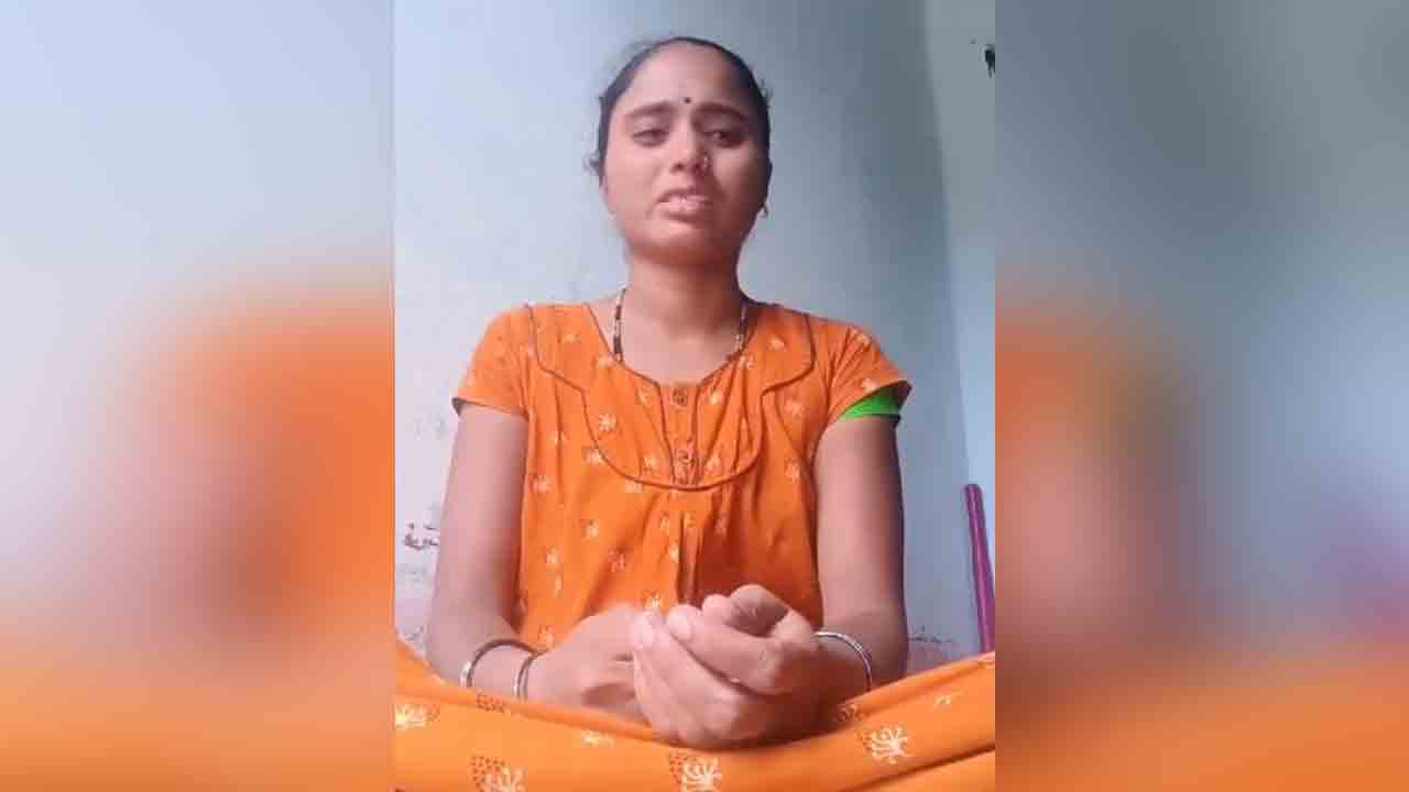 DSC | మీ కాళ్లు మొక్కుతా.. డీఎస్సీ వాయిదా వేయండి.. ఓ మ‌హిళా అభ్య‌ర్థి ఆవేద‌న ఇదీ.. వీడియో