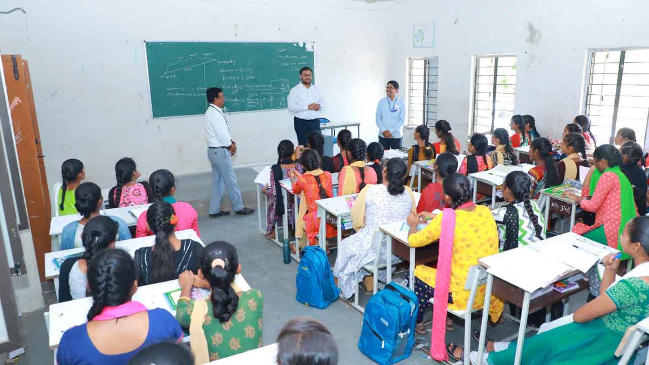 విద్యార్థులకు గుణాత్మక విద్యను అందించాలి