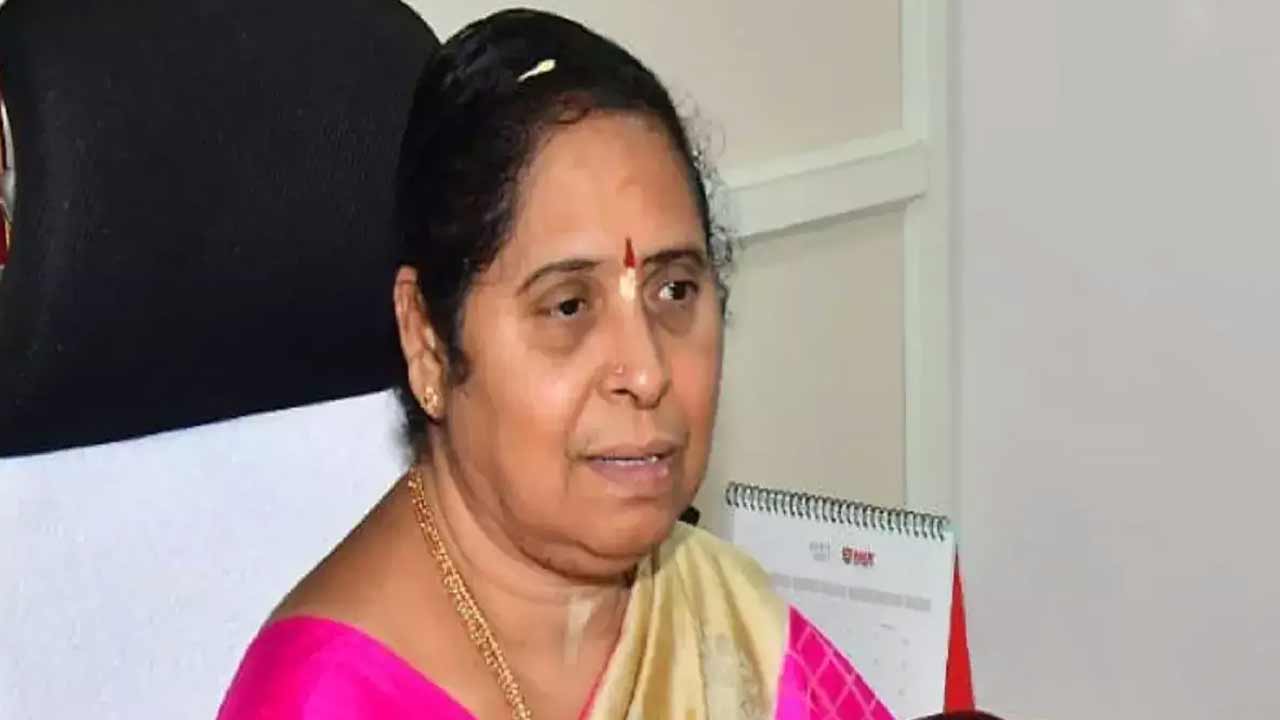 దుర్గ గుడి చీరల వేలంలో అవకతవకలు.. మాజీ ఈవో నుంచి 2 కోట్లు వసూలు చేయాలని ఆదేశాలు