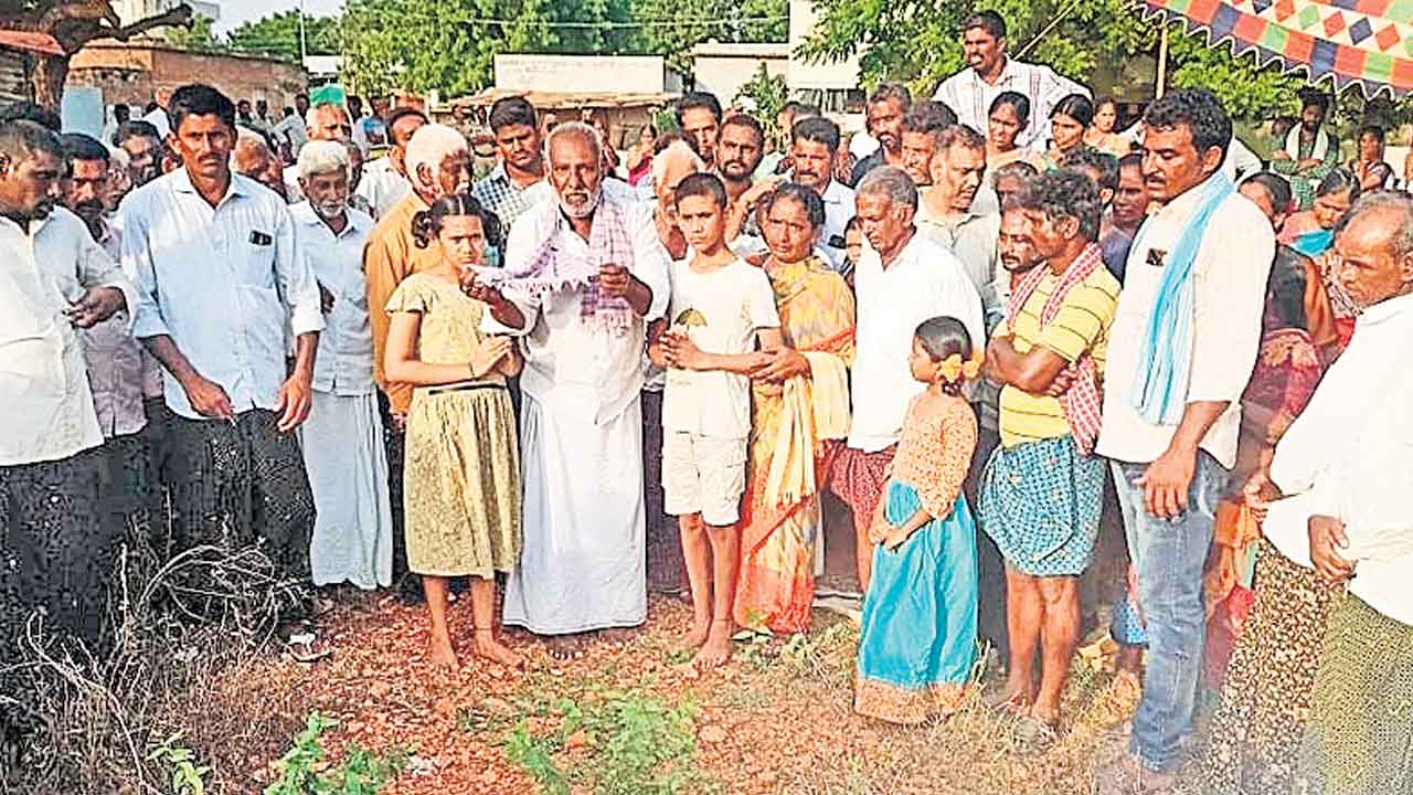 రైతు ఆత్మహత్యపై విచారణ