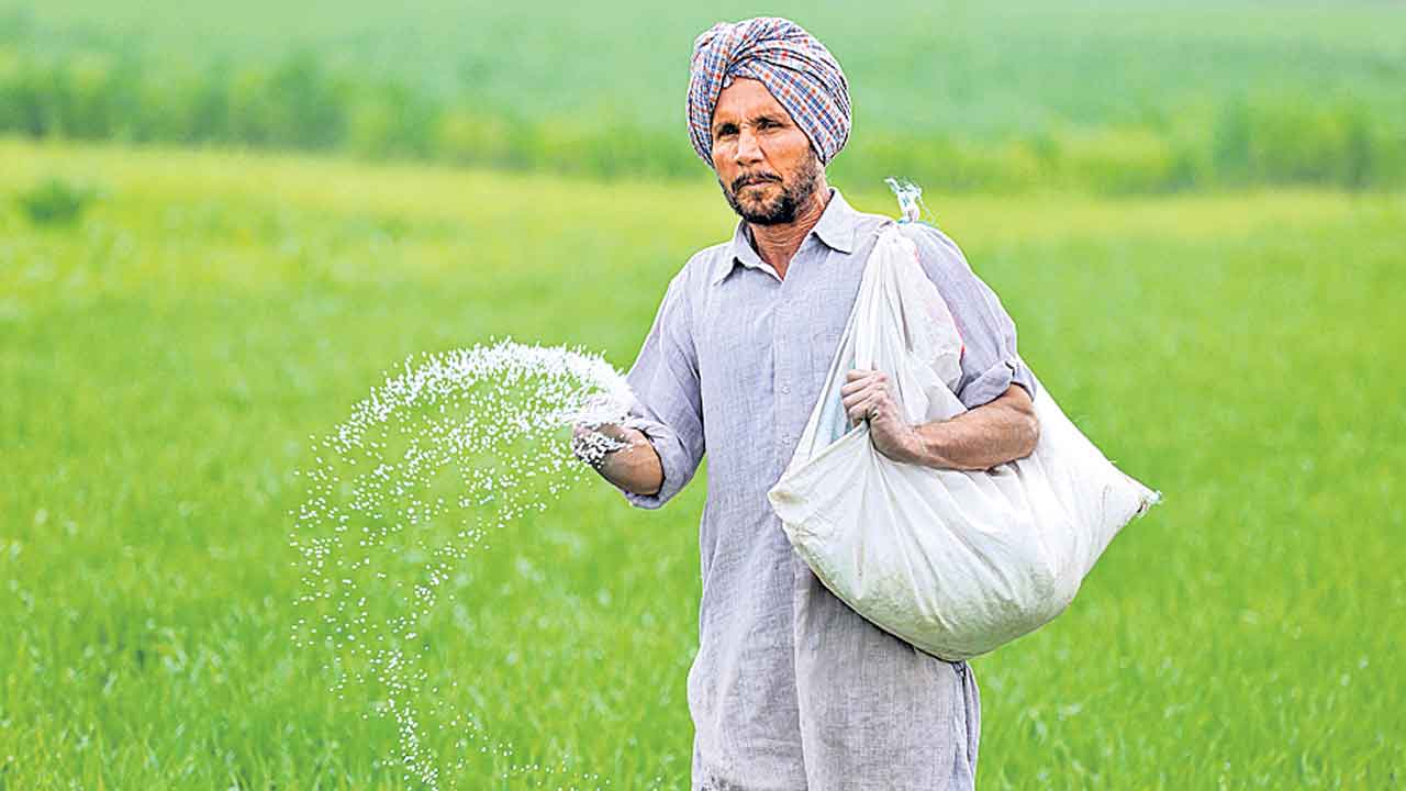 BJP | కేంద్రంలోని బీజేపీ నిర్ణయాలతో రైతులపై ఎరువుల భారం!