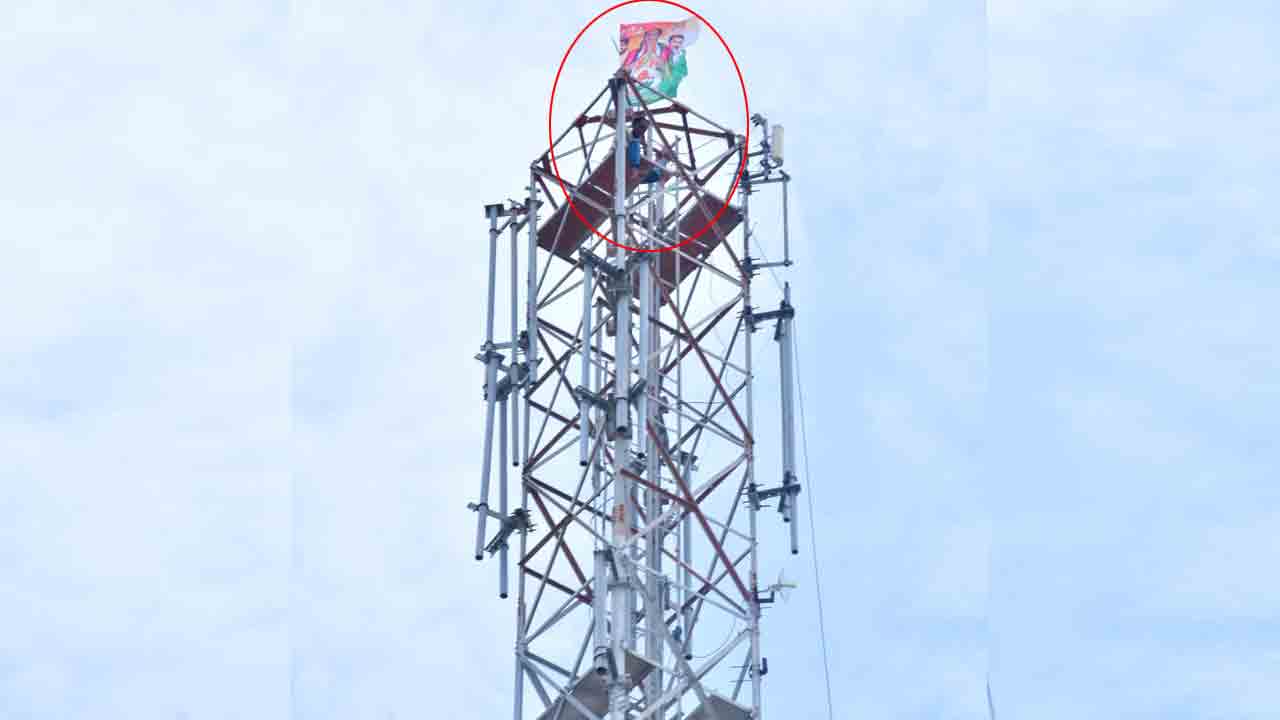 MLA Bandla KrishnaMohan Reddy | ఎమ్మెల్యే బండ్ల కృష్ణ‌మోహ‌న్ రెడ్డి పార్టీ మారితే దూకేస్తా.. గద్వాలలో సెల్ టవర్ ఎక్కి వ్యక్తి హల్‌చల్