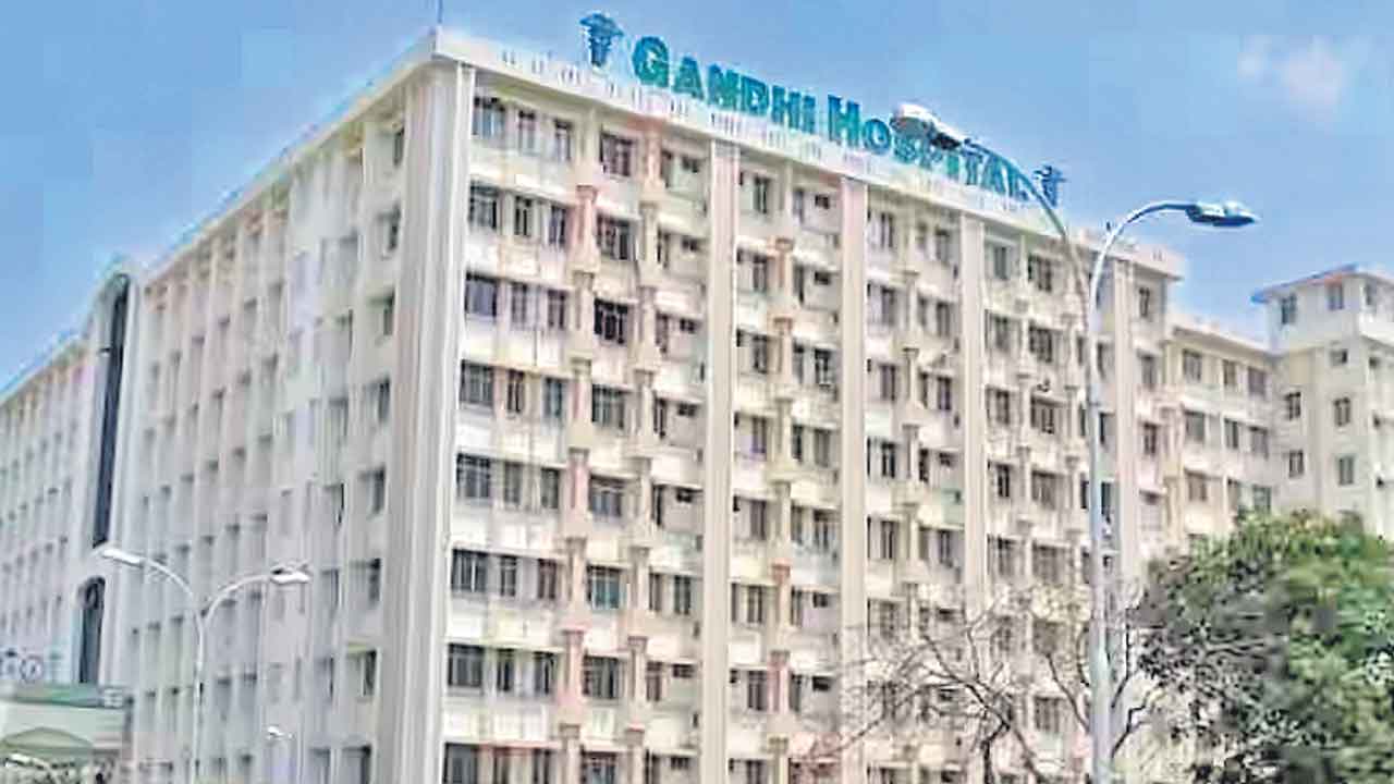 గాంధీ, ఉస్మానియా సూపరింటెండెంట్ల బదిలీ