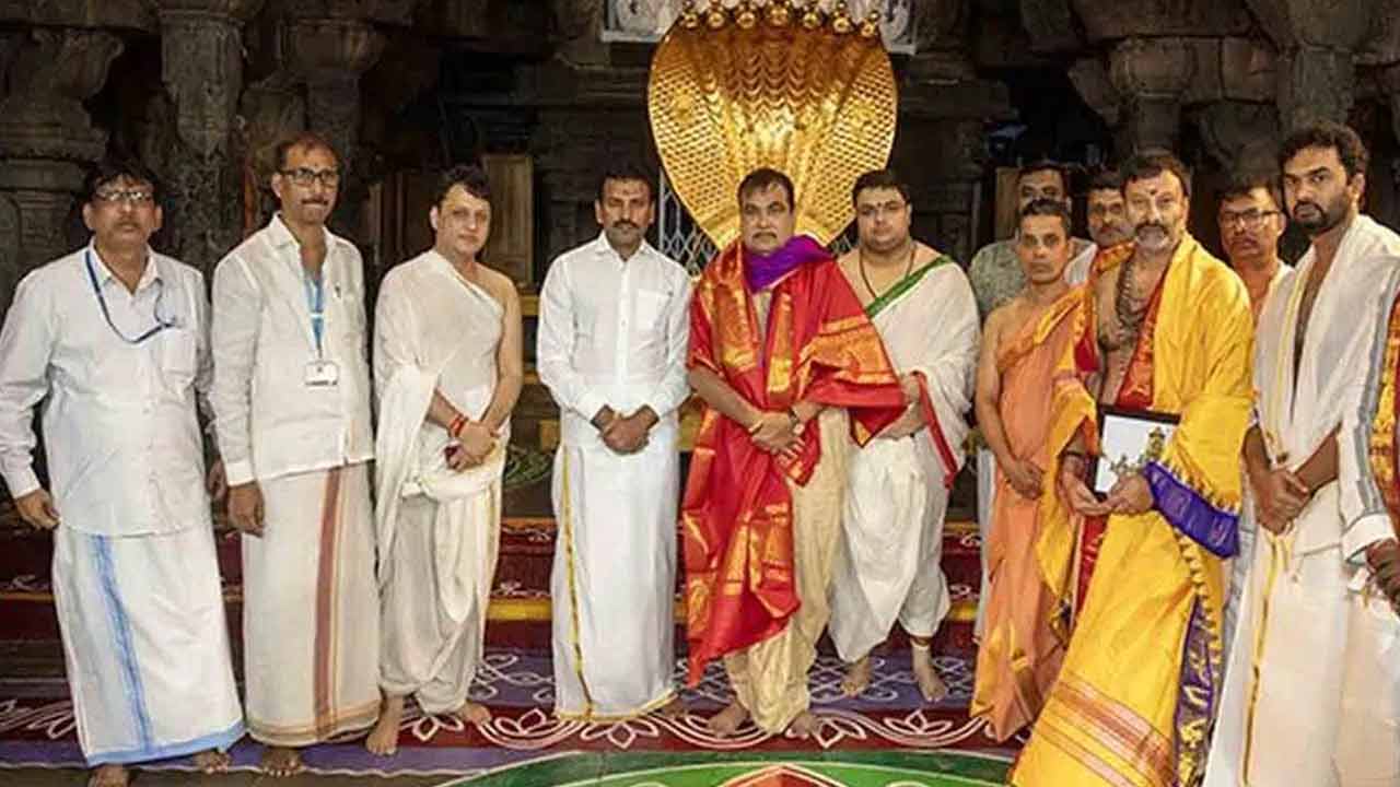 తిరుమల శ్రీవారిని దర్శించుకున్న కేంద్రమంత్రి గడ్కరీ