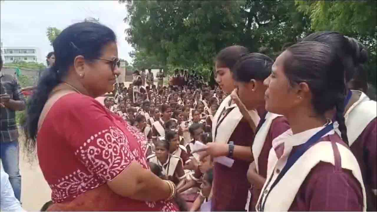 Telangana | గురుకుల హాస్ట‌ల్‌లో బీరు సీసాలు ల‌భ్యం.. మ‌హిళా ప్రిన్సిపాల్ తాగి వేధిస్తుంద‌న్న విద్యార్థినులు.. వీడియో