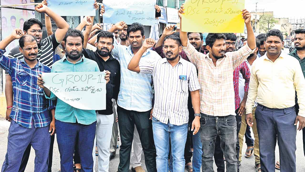 గ్రూప్స్‌ వాయిదా వేయాలి