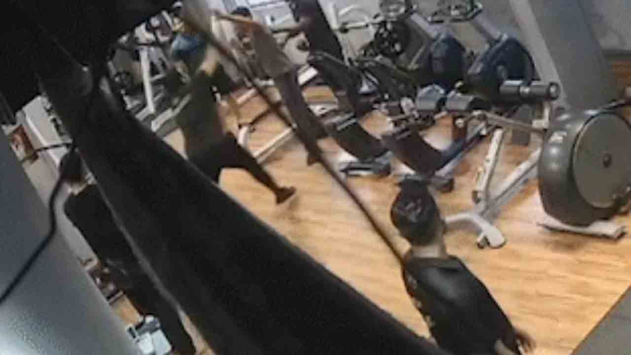 Watch: జిమ్‌ చేస్తున్న వ్యక్తిని చెక్కతో తలపై కొట్టిన ట్రైనర్‌.. వీడియో వైరల్‌