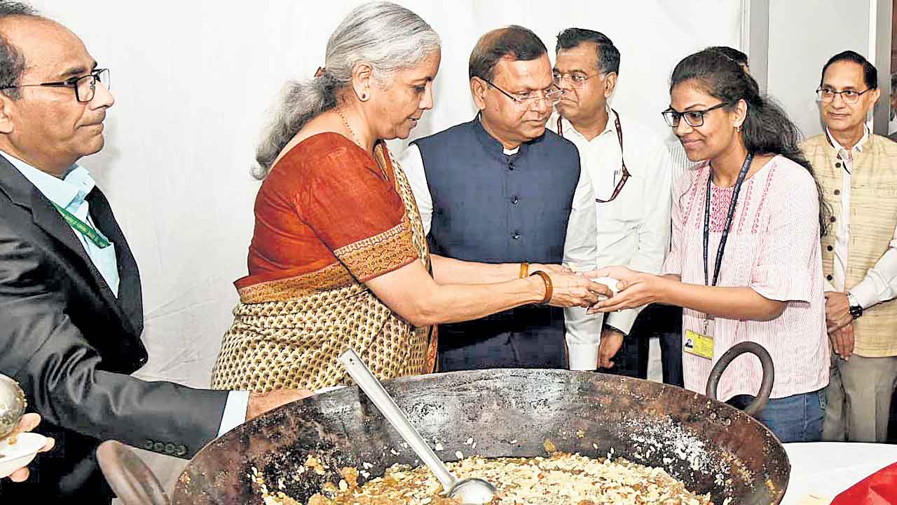 ఆర్థిక శాఖలో హల్వా వేడుక