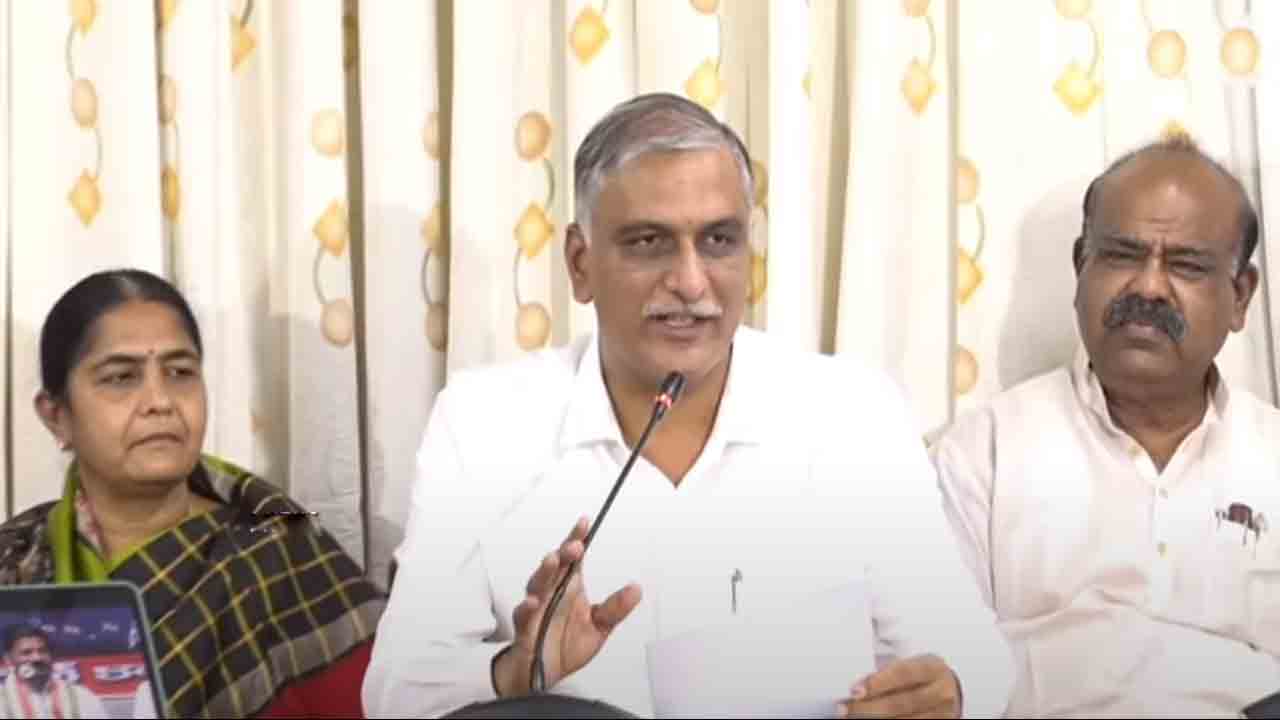 Harish Rao | బ్యాంకులు పాస్‌బుక్స్ చూసి రుణాలు ఇచ్చాయి.. రేష‌న్ కార్డులు చూసి ఇవ్వ‌లేదు.. రేవంత్‌కు హ‌రీశ్‌రావు చుర‌క‌లు