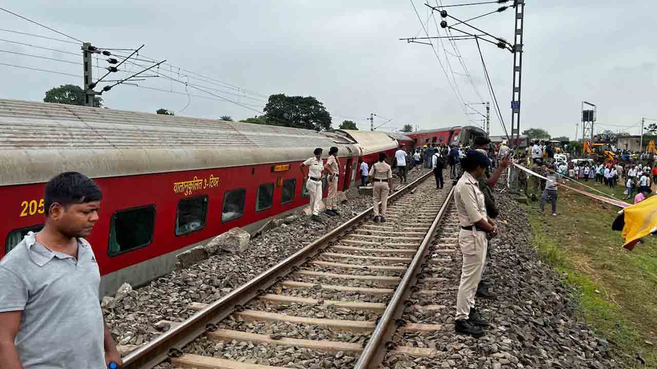 Howara-CSMT Express | ప‌ట్టాలు త‌ప్పిన హౌరా – సీఎస్ఎంటీ ఎక్స్‌ప్రెస్.. ఇద్ద‌రు మృతి