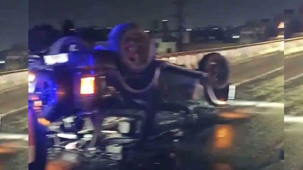 PV Express Way | పీవీ ఎక్స్‌ప్రేస్‌ వద్ద డివైడర్‌ను ఢీకొట్టి పల్టీలు కొట్టిన కారు