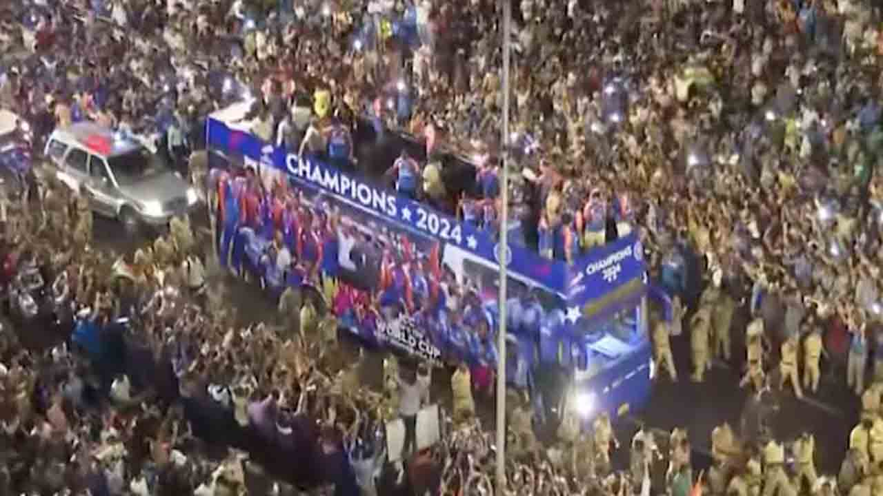 Team India Victory Parade | దారిపొడ‌వునా నీరాజ‌నాలు.. మువ్వ‌న్నెల జెండా రెప‌రెప‌లు.. సంబురంగా ‘విక్ట‌రీ ప‌రేడ్’.. వీడియో