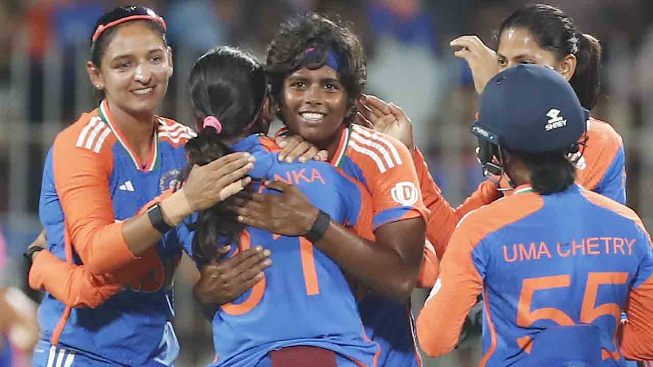 INDW vs SAW | భార‌త బౌల‌ర్ల జోరు.. పెవిలియ‌న్‌కు స‌ఫారీల ‘క్యూ’