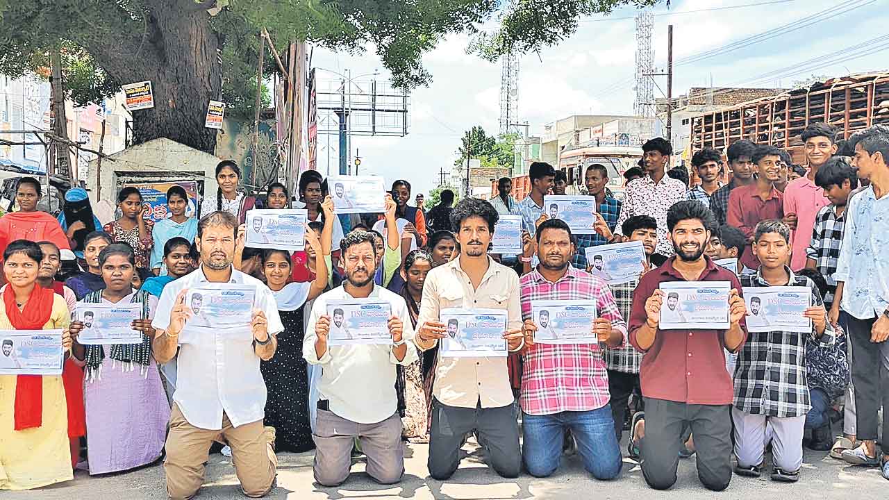 మోకాళ్లపై నిల్చొని నిరుద్యోగ జేఏసీ నేతల నిరసన