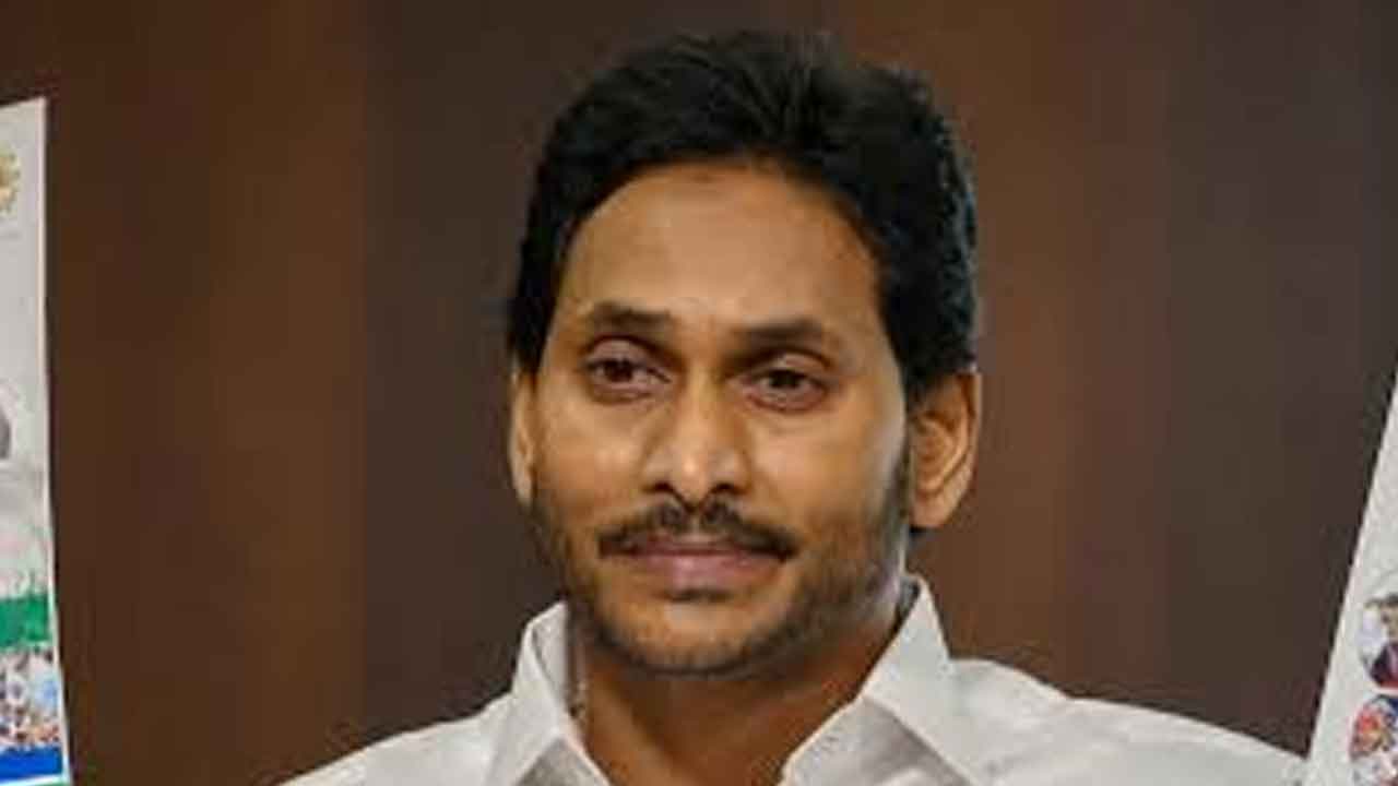 ఏపీ మాజీ సీఎం, ఇద్దరు ఐపీఎస్‌లపై కేసు