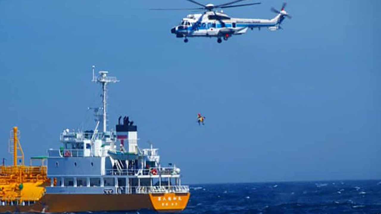 Japan: బీచ్ నుంచి 80 కిలోమీట‌ర్ల దూరం కొట్టుకెళ్లింది.. 36 గంట‌ల త‌ర్వాత దొరికిందామె