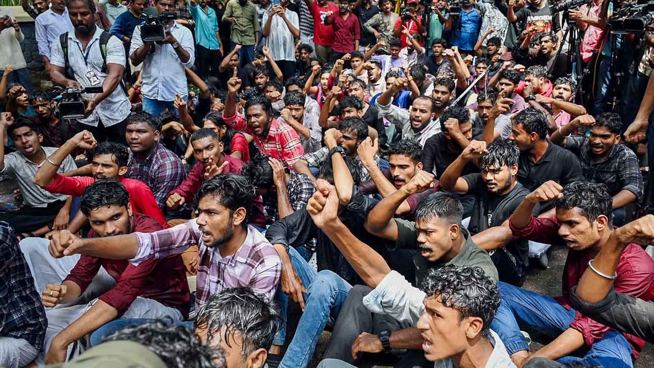 కేంద్ర విద్యాశాఖ మంత్రి రాజీనామా చేయాలి