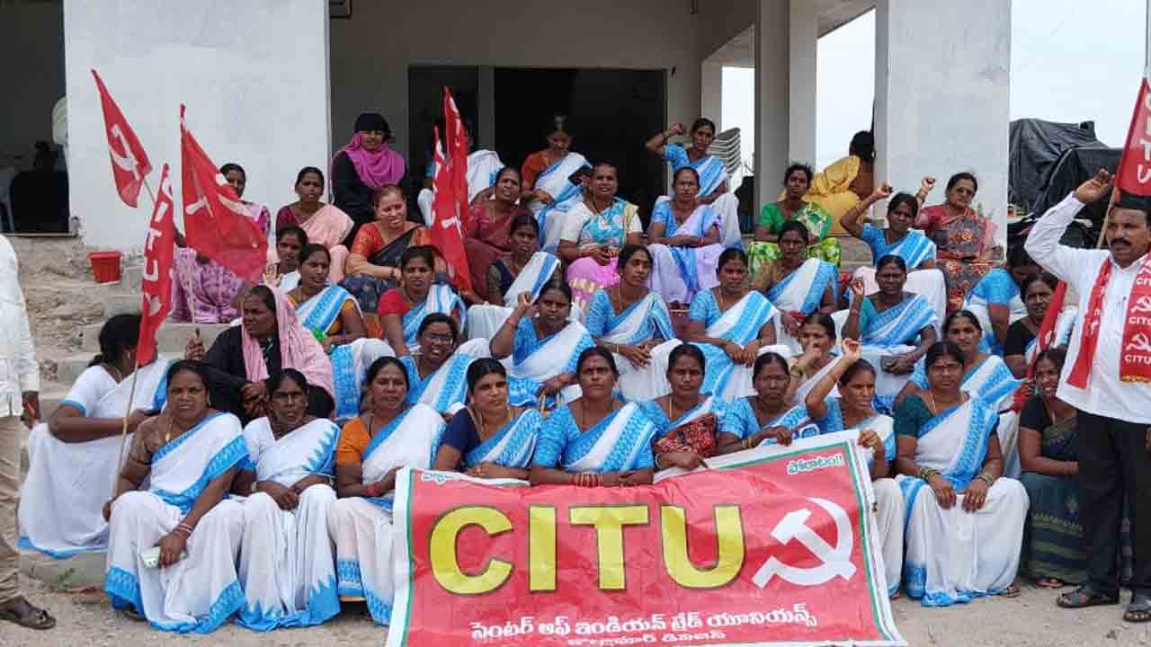 Asha Workers | మంత్రి జూపల్లి ఇంటి ముట్టడి.. హామీలు నెరవేర్చాలని ‘ఆశ’ల డిమాండ్