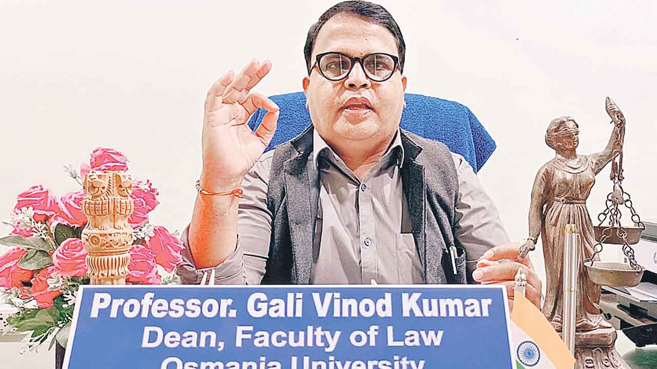 రహస్య విచారణలో లీకులెట్ల ఇస్తరు?