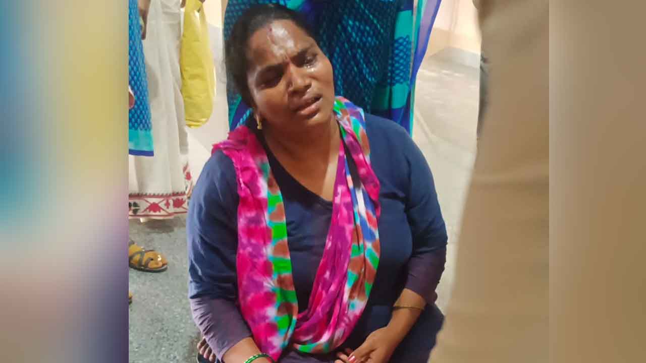 Janagama Collectorate | జనగామ కలెక్టరేట్లో మహిళా ఆత్మహత్యాయత్నం