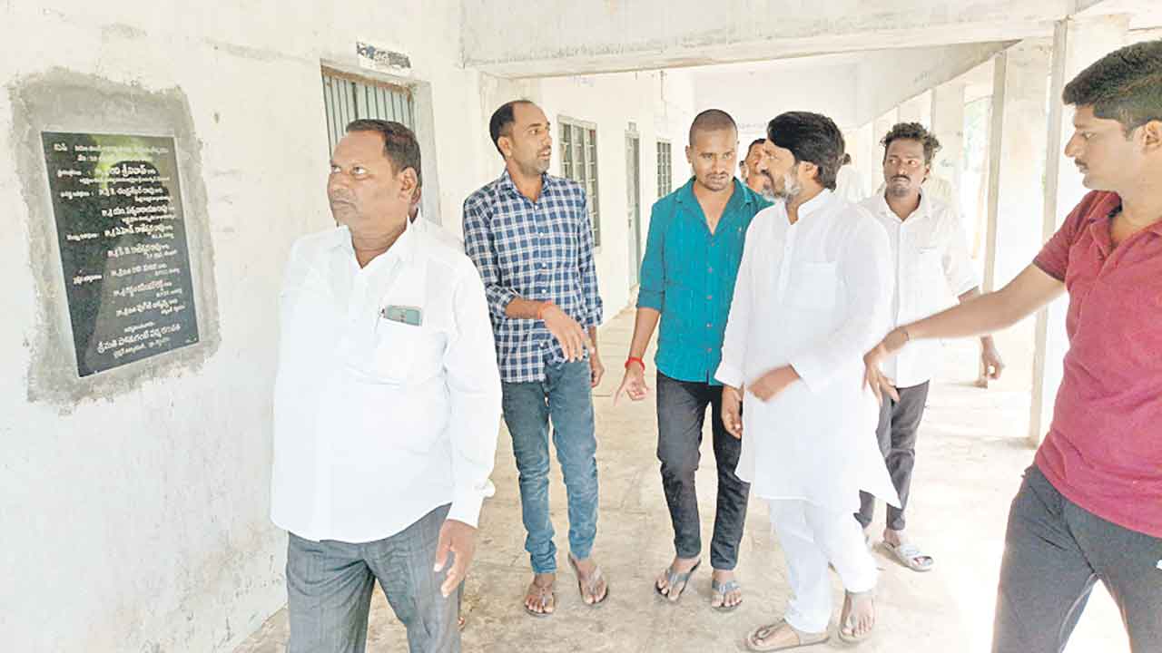 ఇద్దరు పిల్లలు.. ఆరుగురు టీచర్లు