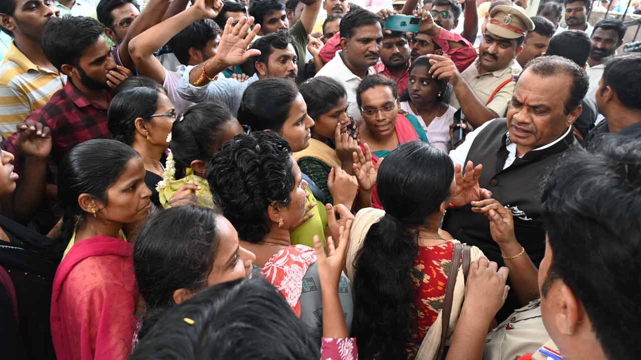 గ్రూప్స్‌లో పోస్టులు పెంచాలి.. డీఎస్సీ వాయిదా వేయాలి