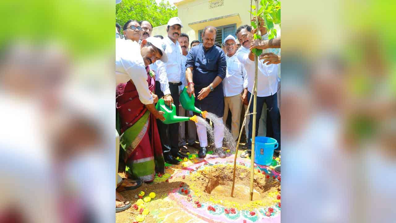 గ్రామాల అభివృద్ధికి దాతలు ముందుకు రావాలి