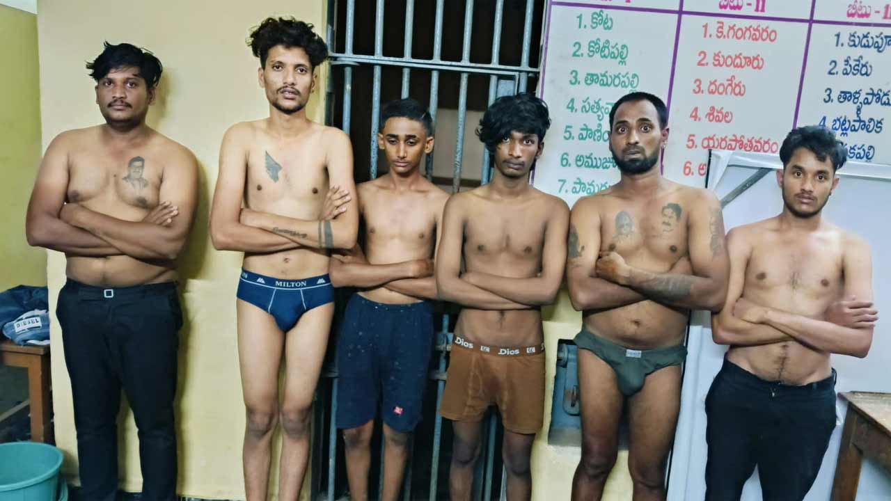 AP News | మేం కాపులం.. ఎవడ్రా నువ్వు.. మంత్రి కారును ఆపి వీరంగం సృష్టించిన మందుబాబులు