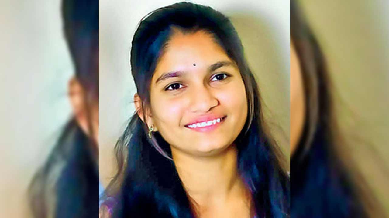 ప్రేమ పేరుతో ఆకతాయిల వేధింపులు.. ఆత్మహత్య చేసుకున్న యువతి