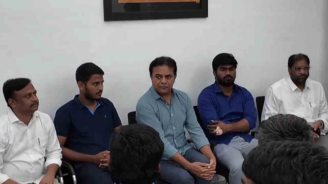 KTR | ఓయూలో పోలీసుల దాడిలో గాయ‌ప‌డ్డ బీఆర్ఎస్వీ నాయ‌కుల‌ను క‌లిసిన కేటీఆర్