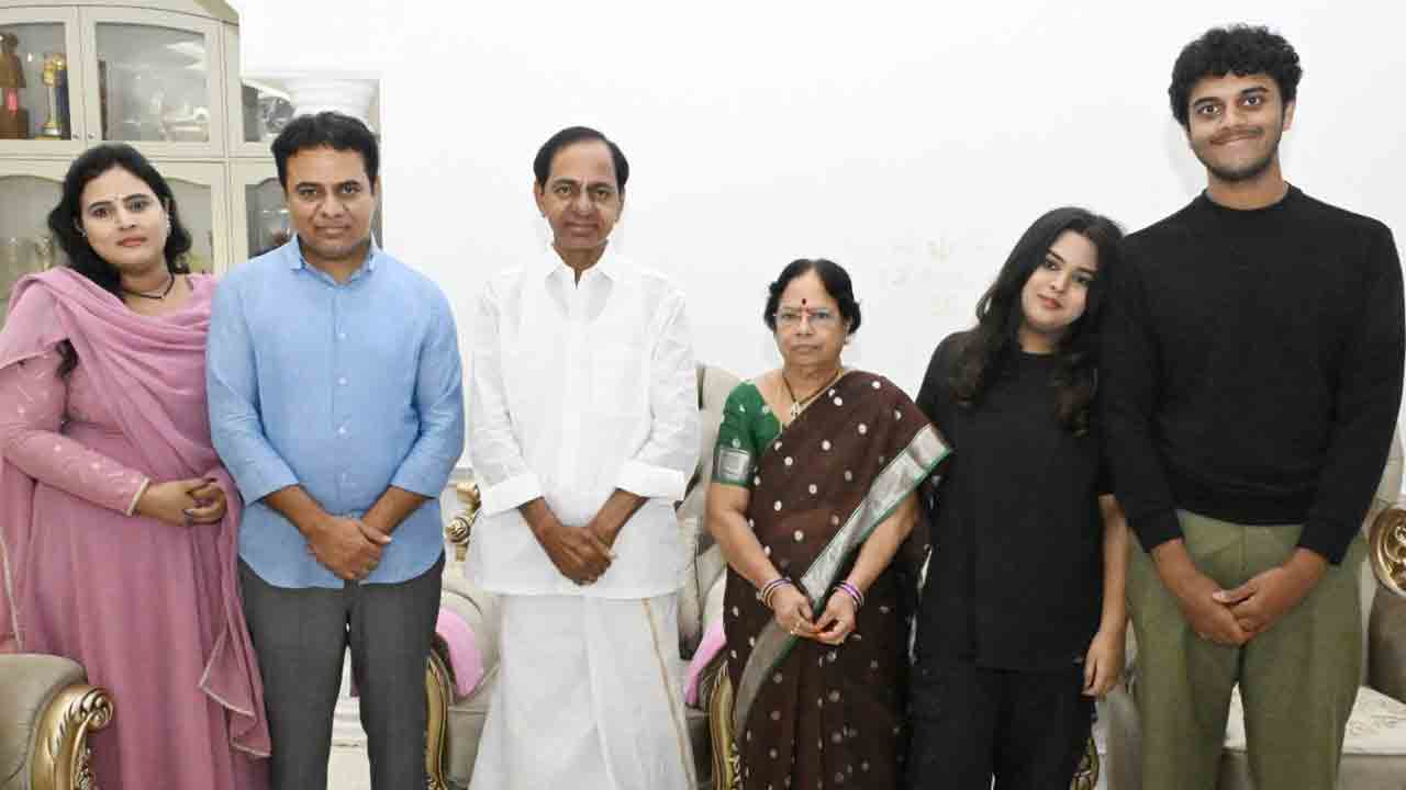 KTR Birthday | కుటుంబ సభ్యులతో కలిసి పుట్టిన రోజు వేడుకలు జరుపుకున్న కేటీఆర్.. ఆశీర్వ‌దించిన కేసీఆర్ దంప‌తులు
