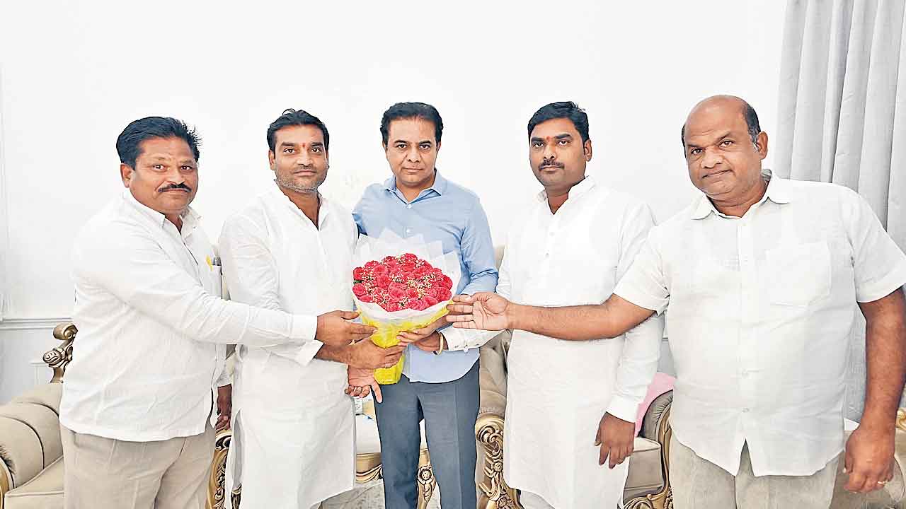 పెండింగ్‌ బిల్లులపై అసెంబ్లీలో నిలదీయండి